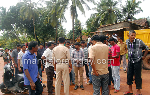 Sand lorries seized at Adam Kudru, Mangalore